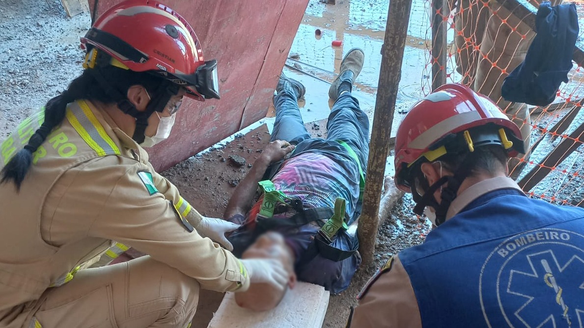 Tábua cai e atinge cabeça de funcionário em construção no Bairro Santo Inácio