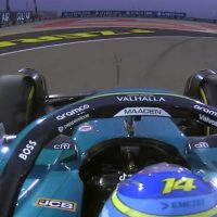 Imagem referente a Que perigo! Volante de Aston Martin de Fernando Alonso se solta durante treino no Bahrein