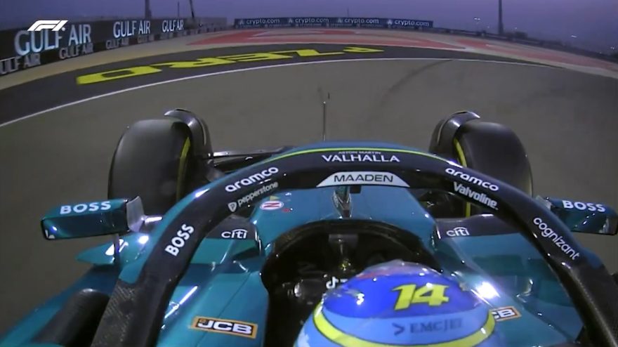 Que perigo! Volante de Aston Martin de Fernando Alonso se solta durante treino no Bahrein