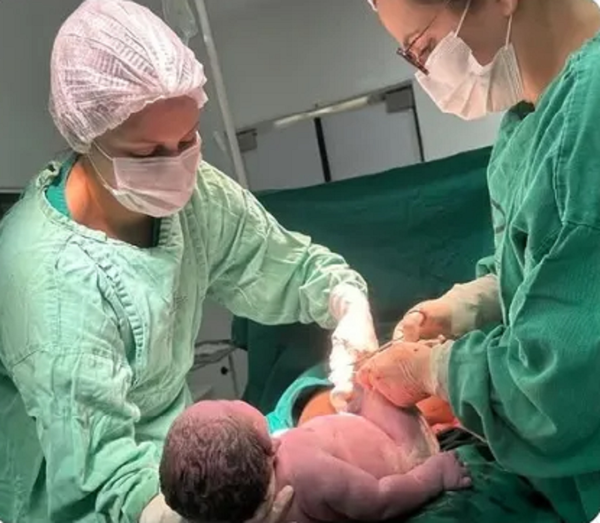 Mãe dá à luz bebê gigante de 6,266 kg: 'Não imaginava que ele seria tão grande' Mãe dá à luz bebê gigante de 6,266 kg: 'Não imaginava que ele seria tão grande'