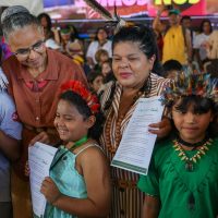 Imagem referente a Crianças indígenas entregam manifesto pelo meio ambiente a ministras