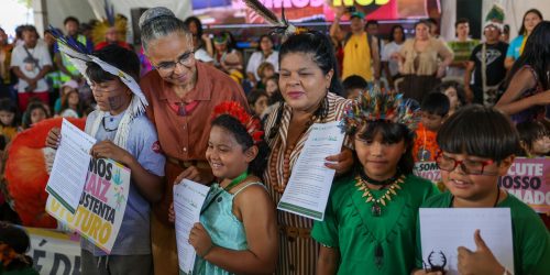 Crianças indígenas entregam manifesto pelo meio ambiente a ministras Imagem referente a Crianças indígenas entregam manifesto pelo meio ambiente a ministras