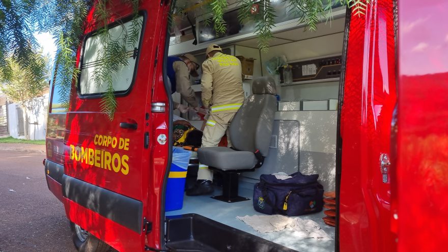 Carro passa por cima do pé de idosa na Rua Brilhante