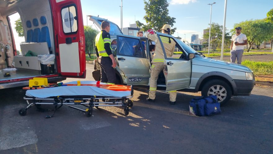 Batida entre carros na Av. Assunção deixa uma mulher ferida