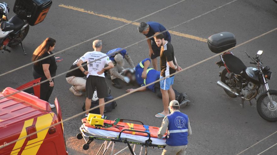Motociclista é socorrido pelo Siate após se envolver em acidente no Cancelli