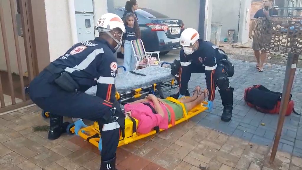 Idosa desorientada sofre queda no Bairro Morumbi Idosa desorientada sofre queda no Bairro Morumbi