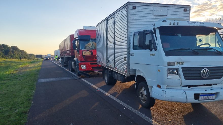 Pancada! Carreta bate contra caminhão na BR-277