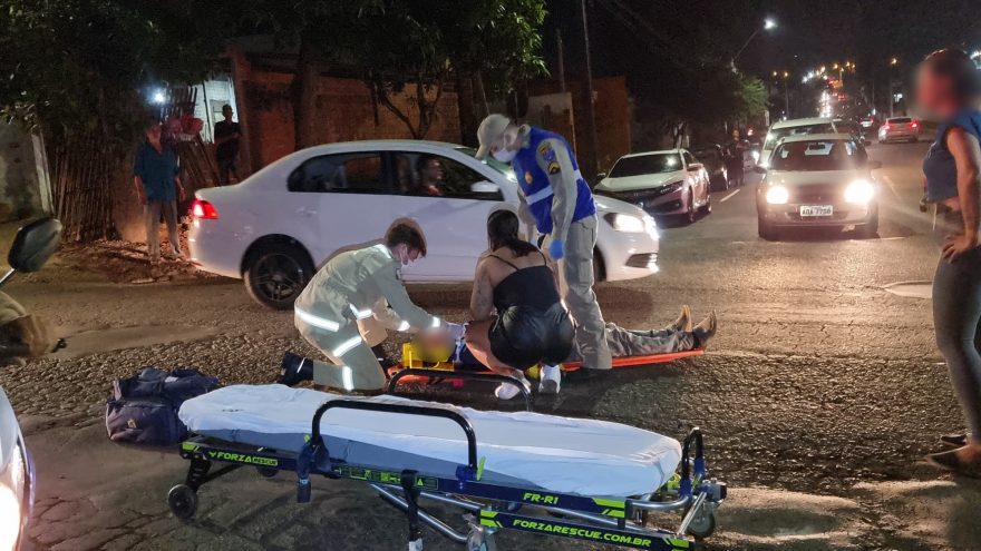Clio e Honda Biz se envolvem em acidente na Rua Jacarezinho
