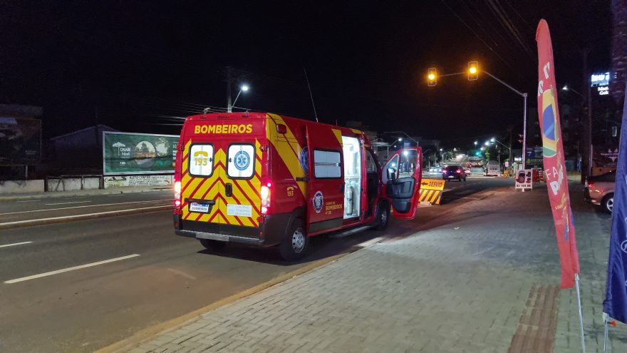 Ciclista sofre queda na Avenida Carlos Gomes e é socorrido pelo Siate