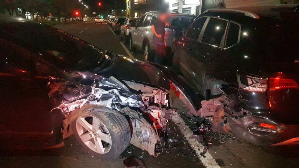Cacetada! motorista embriagado bate em carros estacionados na Avenida Tancredo Neves