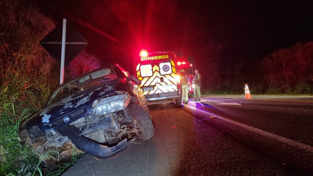Motorista fica ferido ao sair da pista na BR-277, em Cascavel