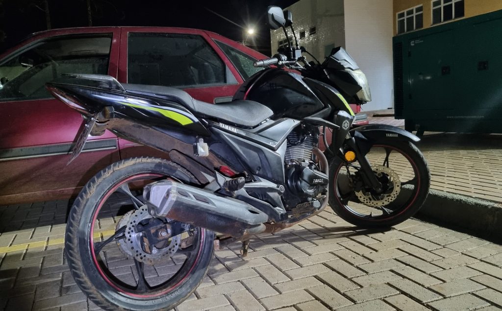 Choque recupera moto paraguaia “cabrita” abandonada na Barão do Rio Branco