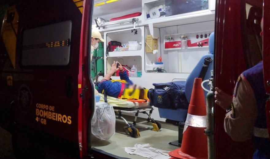 Motociclista fica ferido em acidente de trânsito na Avenida Tito Muffato