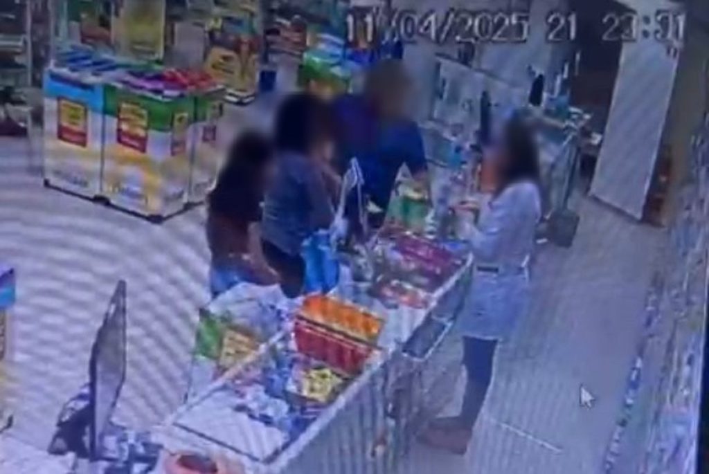 Indignado com valor de remédio, cliente arremessa produto em funcionária de farmácia em Cascavel