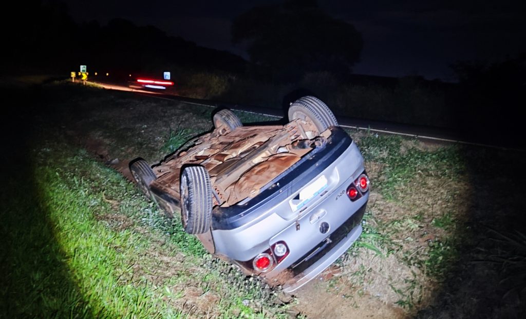 Veículo Golf capota na BR-163 em Cascavel