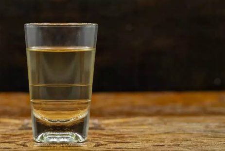 ‘Marvada’: discussão de bar entre pai e filho por cachaça termina em porrada Imagem referente a ‘Marvada’: discussão de bar entre pai e filho por cachaça termina em porrada