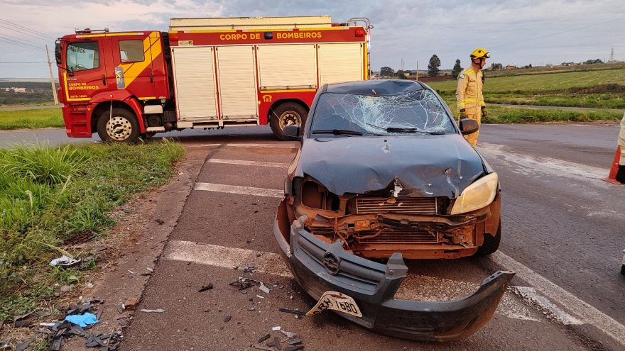 Grave colisão entre carro e moto deixa dois jovens feridos na PRc-467 no Canadá