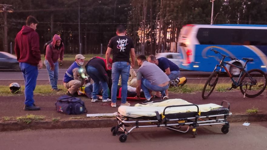 Piloto e garupa ficam feridos em colisão na BR-277 e carro foge após a batida