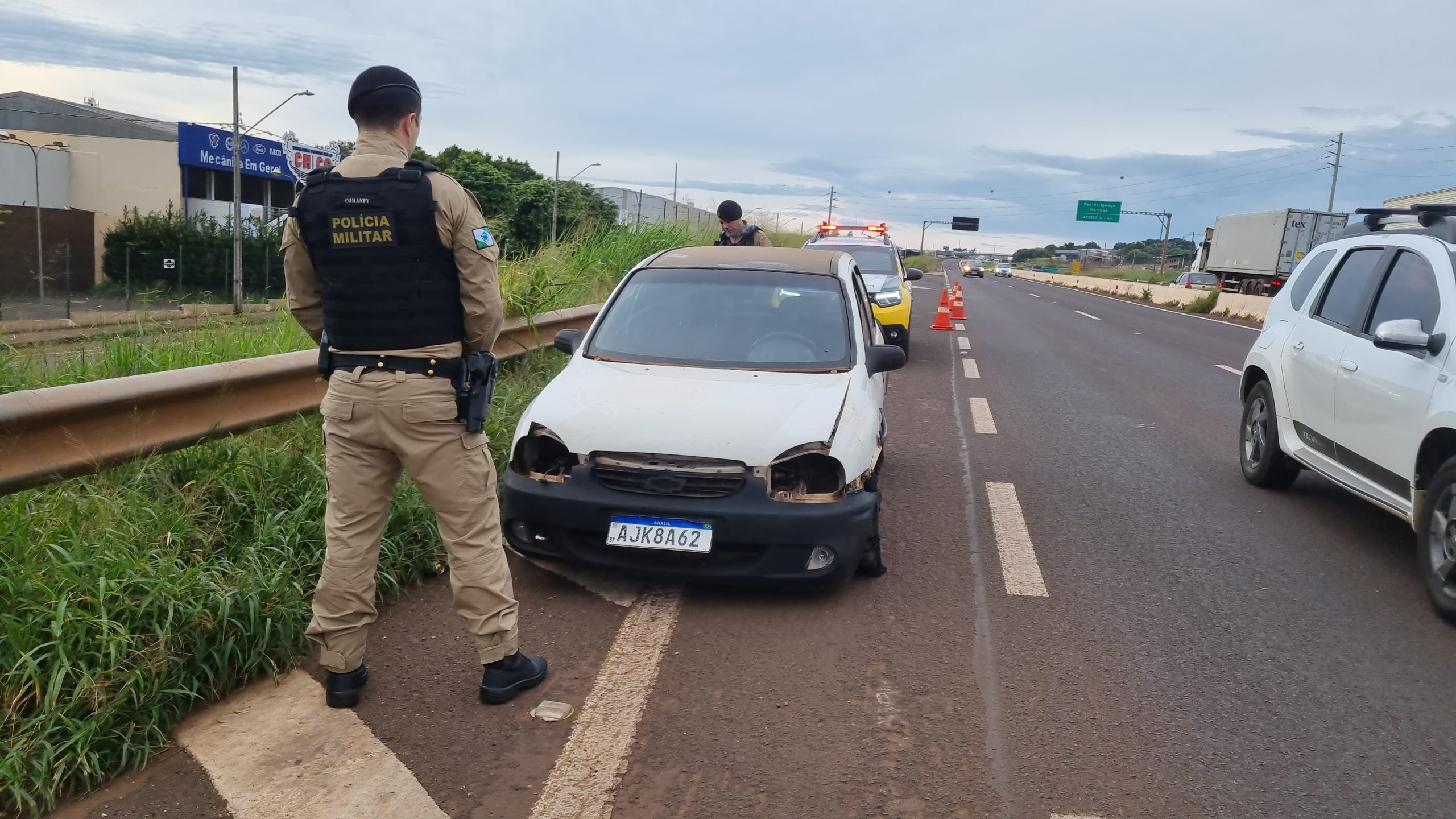 Polícia Militar recupera carro furtado batido e abandonado na PRc-467, em Cascavel