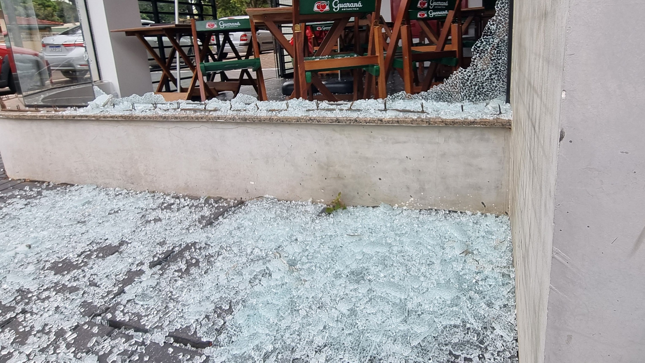 Lanchonete é arrombada no Centro de Cascavel; ladrão leva celular e televisão