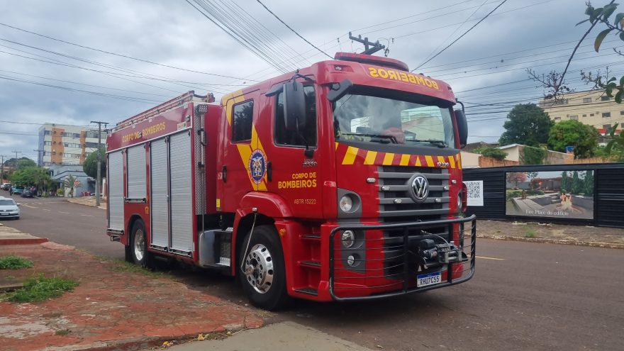 Bombeiros são acionados para resgatar cachorro em residência na rua da Bandeira
