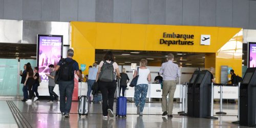 Deputadas denunciam racismo em revista no aeroporto de Guarulhos Imagem referente a Deputadas denunciam racismo em revista no aeroporto de Guarulhos