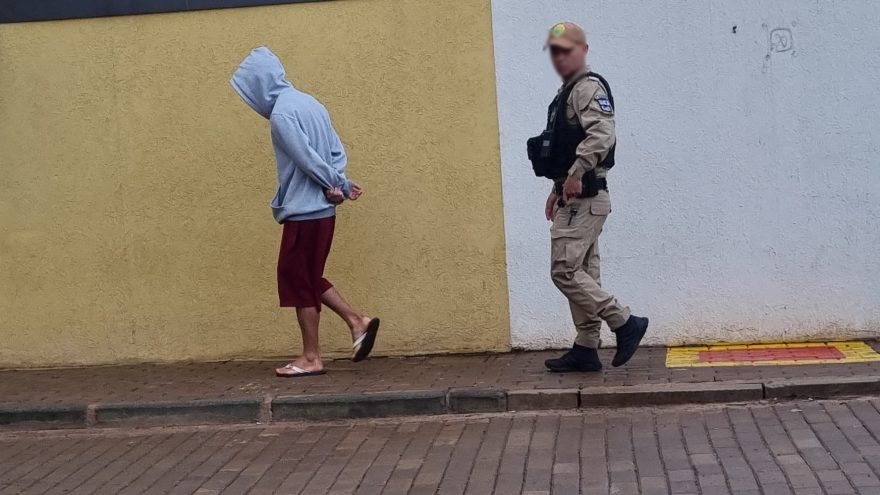 Jovem de 18 anos é detido por violência moral e patrimonial contra adolescente