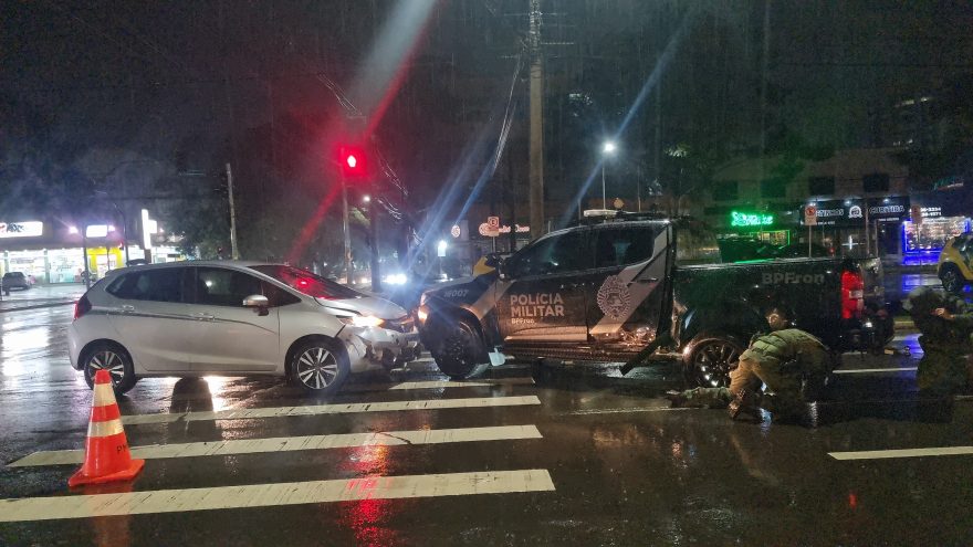 Colisão entre viatura do BPFron e Honda Fit causa transtorno no trânsito de Cascavel