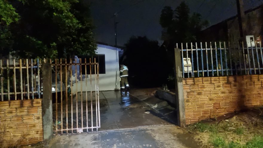 Chamas consomem cômodo de casa no Cascavel Velho