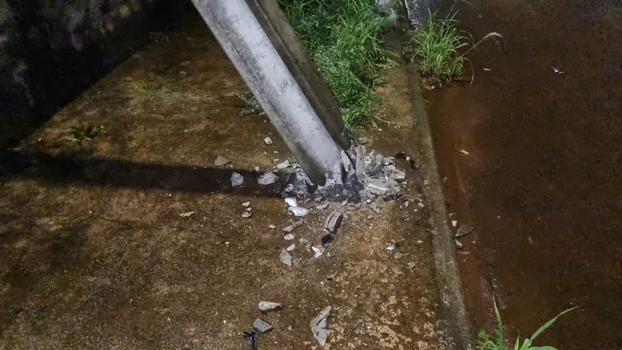 Veículo “Fantasma” derruba poste no Gralha Azul e foge 