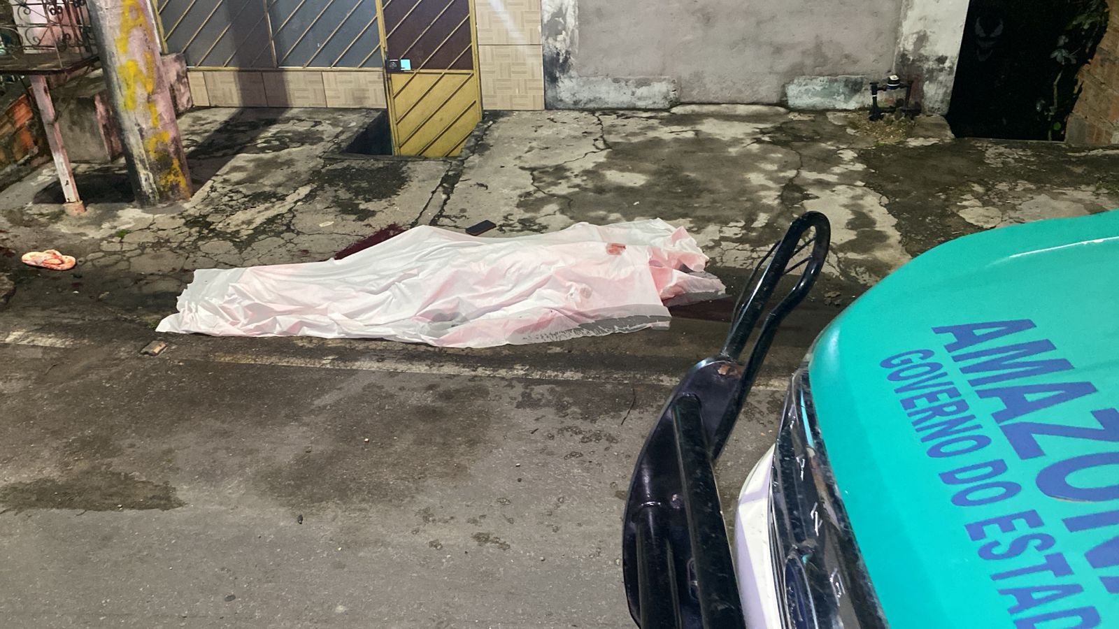 Homem é brutalmente assassinado a tiros após ser perseguido na rua
