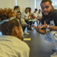 Imagem referente a Oficina ensina escrita criativa a partir da cultura do slam no Rio