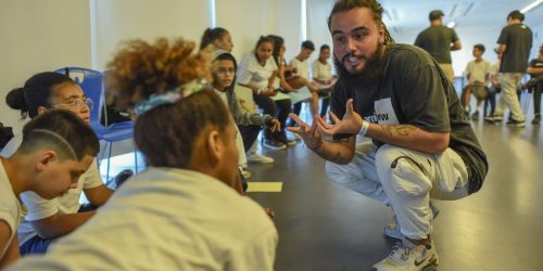 Oficina ensina escrita criativa a partir da cultura do slam no Rio Imagem referente a Oficina ensina escrita criativa a partir da cultura do slam no Rio