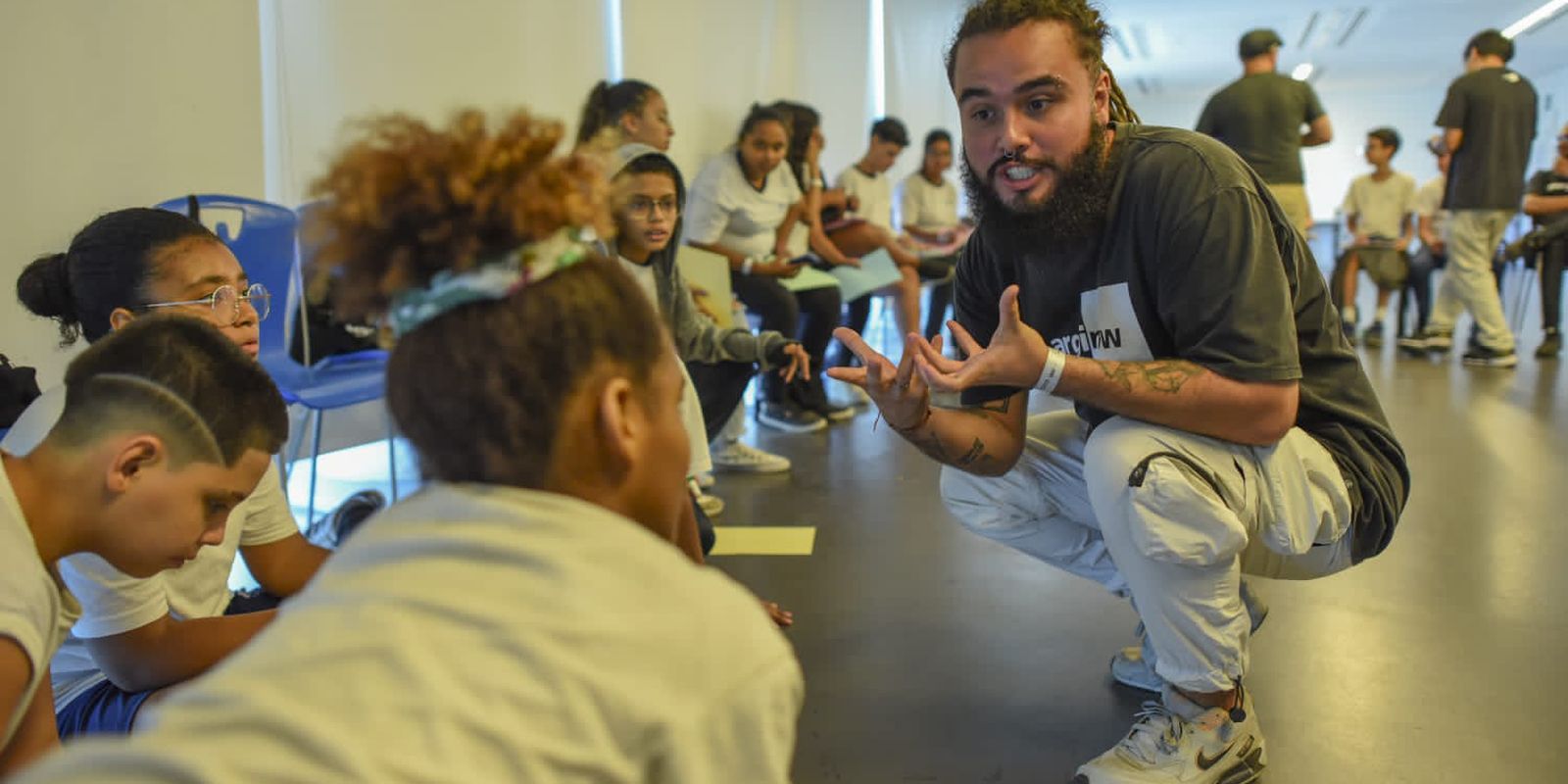 Oficina ensina escrita criativa a partir da cultura do slam no Rio Oficina ensina escrita criativa a partir da cultura do slam no Rio