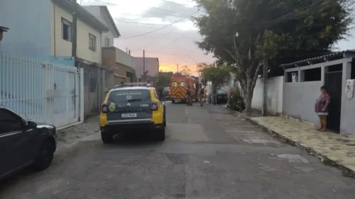 Mulher tem casa invadida por vizinho e é esfaqueada ao reagir à tentativa de estupro Mulher tem casa invadida por vizinho e é esfaqueada ao reagir à tentativa de estupro