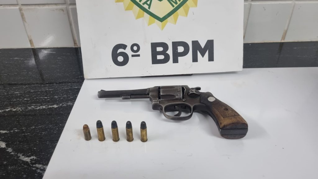 Motociclista é detido com arma de fogo no Bairro Interlagos Motociclista é detido com arma de fogo no Bairro Interlagos