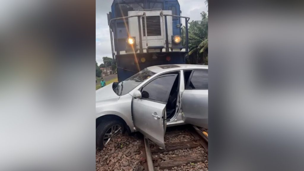 Motorista fica ferido após batida entre carro e trem em Jandaia do Sul Motorista fica ferido após batida entre carro e trem em Jandaia do Sul