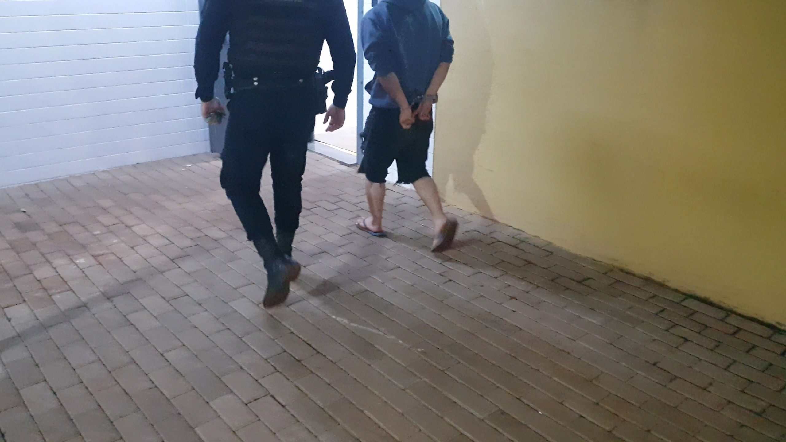 Após discussão de casal, mulher sai de casa e homem queima roupas dela Após discussão de casal, mulher sai de casa e homem queima roupas dela