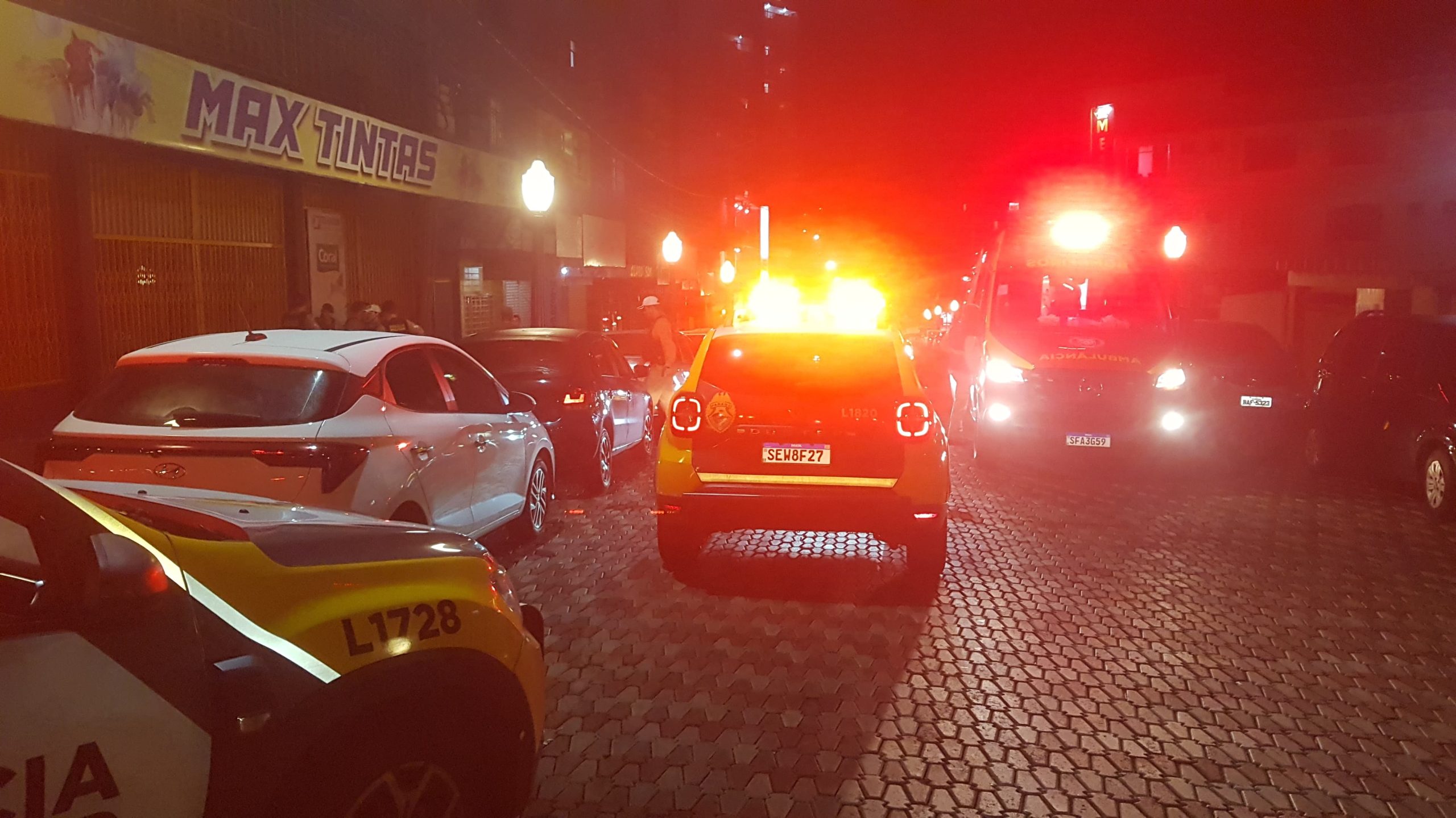 Mulher é esfaqueada na Rua Erechim em Cascavel Mulher é esfaqueada na Rua Erechim em Cascavel