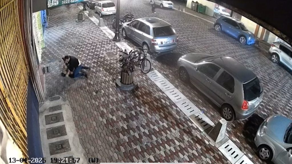 Imagem flagra briga que resultou em mulher esfaqueada no Centro de Cascavel Imagem flagra briga que resultou em mulher esfaqueada no Centro de Cascavel