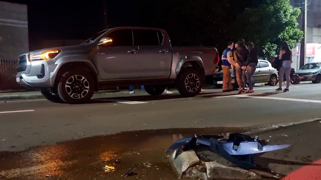 Rapaz fica ferido ao bater moto contra caminhonete na Av. Carlos Gomes Rapaz fica ferido ao bater moto contra caminhonete na Av. Carlos Gomes
