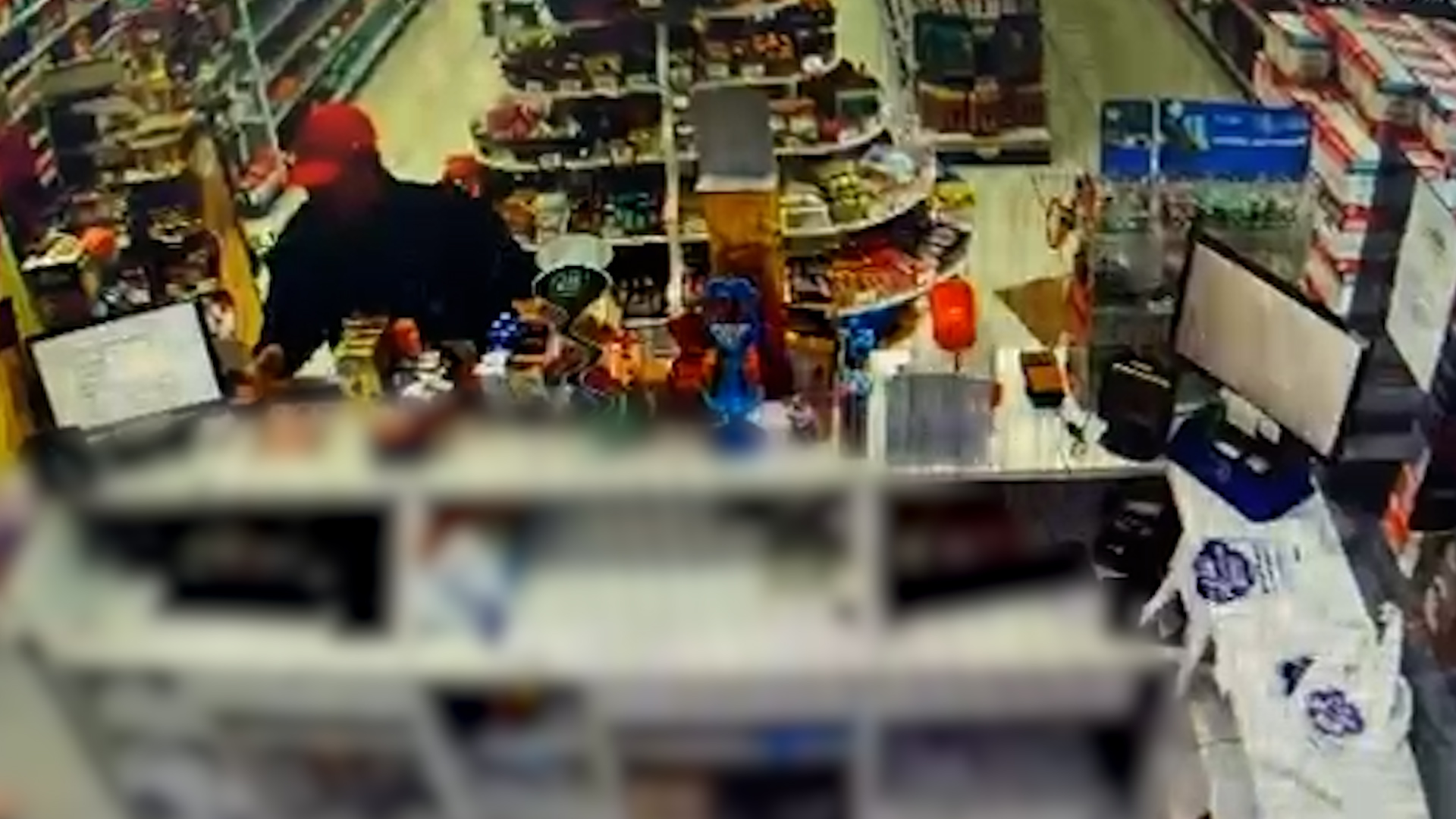 Assalto é registrado em farmácia e câmera flagra ação de bandido