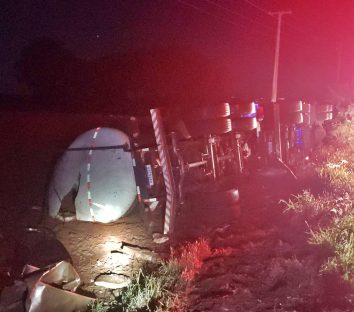 Caminhão tomba e deixa um morto e criança gravemente ferida na BR-163 Imagem referente a Caminhão tomba e deixa um morto e criança gravemente ferida na BR-163