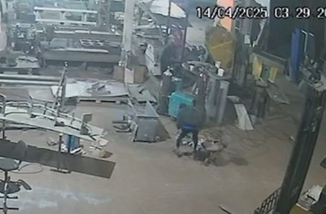 Ladrões são flagrados por câmeras durante arrastão em empresa de Cascavel Imagem referente a Ladrões são flagrados por câmeras durante arrastão em empresa de Cascavel
