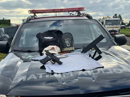 Suspeitos de assalto são perseguidos pela PM e morrem em confronto na BR-369 Imagem referente a Suspeitos de assalto são perseguidos pela PM e morrem em confronto na BR-369