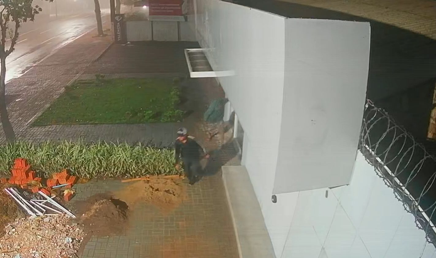 Mais um furto em comércio no Centro: Câmeras mostram nova ação de moradores de rua