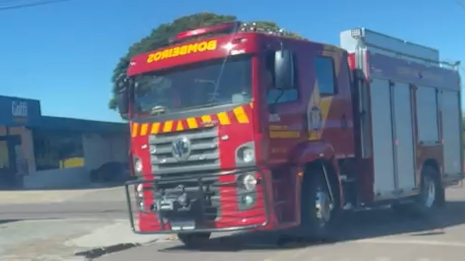 Corpo de Bombeiros é mobilizado para combater incêndio no bairro Guarujá