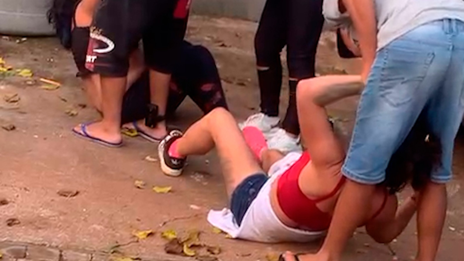 Violenta briga é registrada em frente a comércio no Sanga Funda: "Chega vagabunda!"