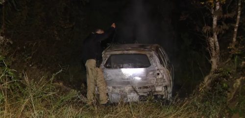 Corpo é encontrado no porta-malas de carro incendiado após moradores ouvirem tiros em área rural Imagem referente a Corpo é encontrado no porta-malas de carro incendiado após moradores ouvirem tiros em área rural