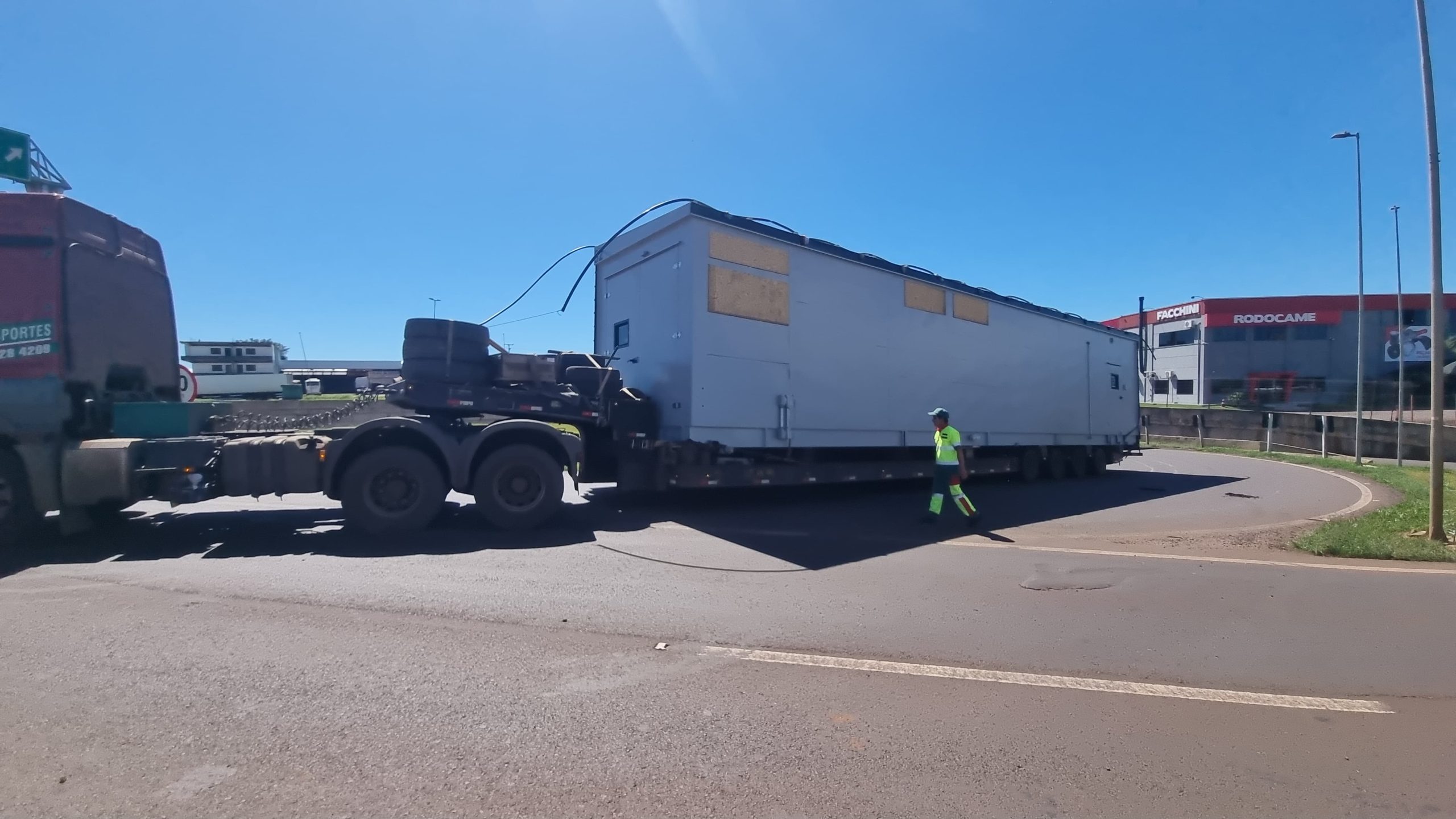 Carreta causa bloqueio e congestionamento no Trevo Cataratas
